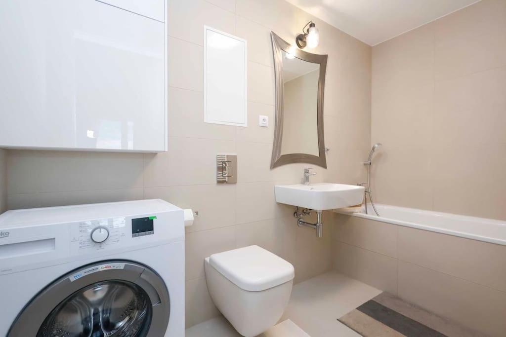 Danubius One - Spacious Apartment W Free Parking Bratislava Luaran gambar