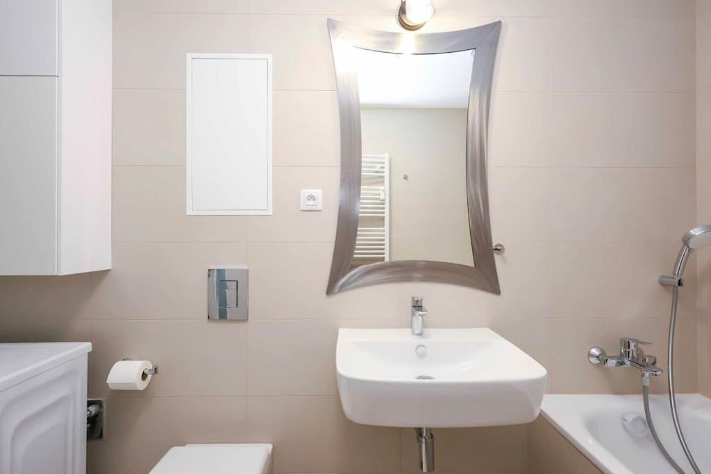 Danubius One - Spacious Apartment W Free Parking Bratislava Luaran gambar